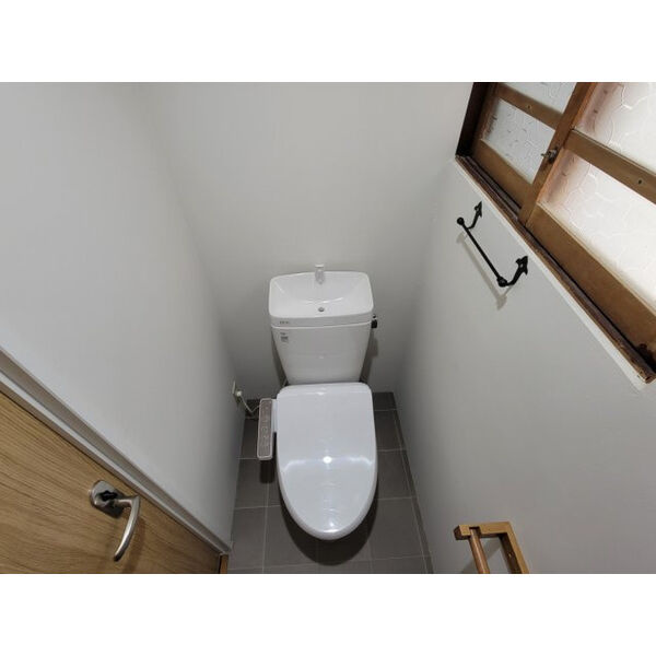 朝霧南町4丁目戸建のトイレ