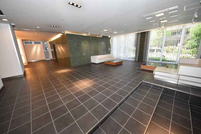 大阪市西区新町１丁目の賃貸マンションのエントランス