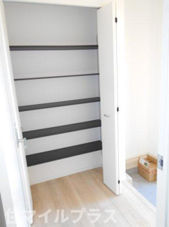 【玄関】 | 福島市松川町新築一戸建て4棟 | 収納もある玄関です