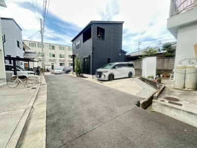 【前面道路含む現地写真】 | 和泉市尾井町1丁目戸建 | 南西側前面道路と外観
