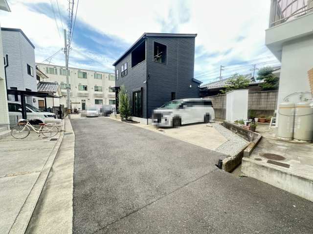 【前面道路含む現地写真】 | 和泉市尾井町1丁目戸建 | 南西側前面道路と外観