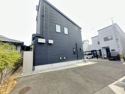 【前面道路含む現地写真】 | 和泉市尾井町1丁目戸建 | 北西側前面道路と外観