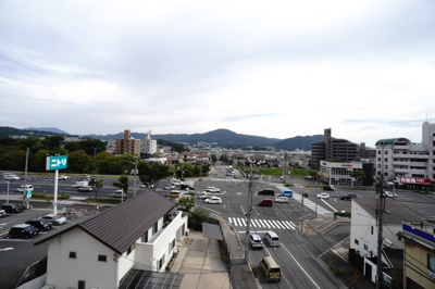 【展望】 | 【上質リフォーム】フォレストコート緑井 | 【四季を感じる】
四季の移ろい・爽やかな青空や風を感じられ
自然を愉しめるパノラマビュー。
毎日の暮らしに余裕を感じさせてくれる、
遮る物の無い開放的な眺望を是非、ご堪能ください。