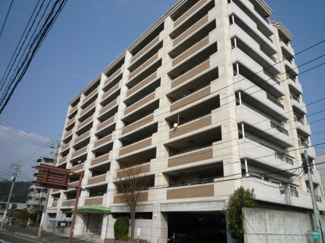 【外観】 | 【耐震性】
耐震性の高さを判断するポイントは、
建築確認申請日が1981年6月1日以降の
新耐震基準に適合しているかどうか。
震度６程度の大地震でも
建物が崩壊しないレベルが基準になりました。