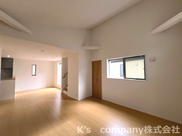 藤沢市辻堂東海岸1丁目　新築戸建　1号棟の居間・リビング|窓からは明るい陽射しが差し込みます☆