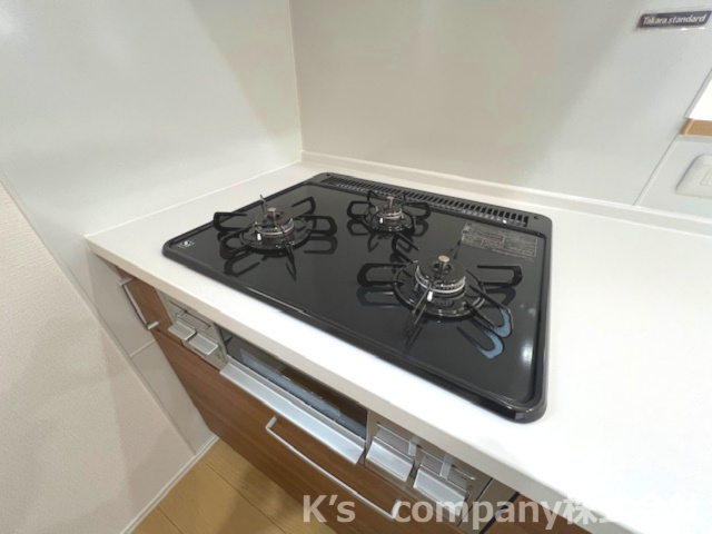 藤沢市辻堂東海岸1丁目　新築戸建　1号棟のキッチン|3口ガスコンロでお料理の幅も広がります♪