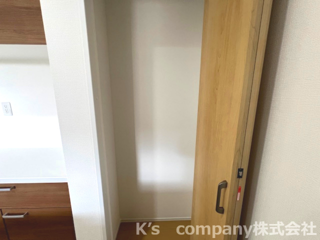 藤沢市辻堂東海岸1丁目　新築戸建　1号棟の収納|キッチンスペースの収納は食品庫としても利用可能です☆