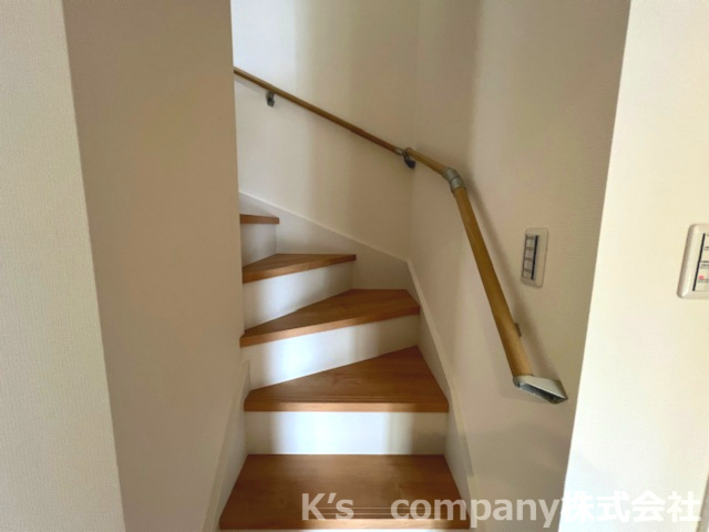 藤沢市辻堂東海岸1丁目　新築戸建　1号棟の内装|手すり付き階段で上り下りも楽々♪