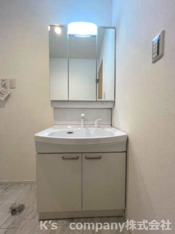 藤沢市辻堂東海岸1丁目　新築戸建　1号棟の独立洗面台|3面鏡で収納力もございます◎