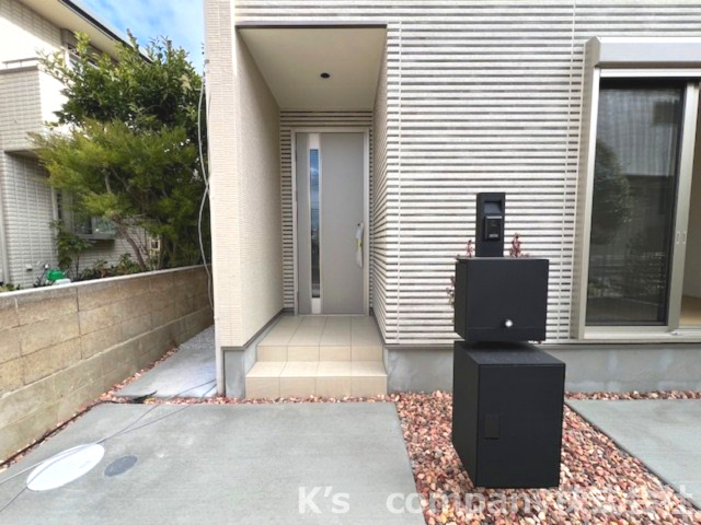 藤沢市辻堂東海岸1丁目　新築戸建　1号棟の玄関|宅配ボックスもございます♪