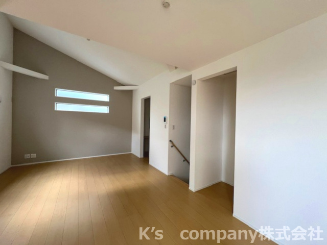 藤沢市辻堂東海岸1丁目　新築戸建　1号棟の居間・リビング|アクセントクロスなお洒落なリビングスペース♪