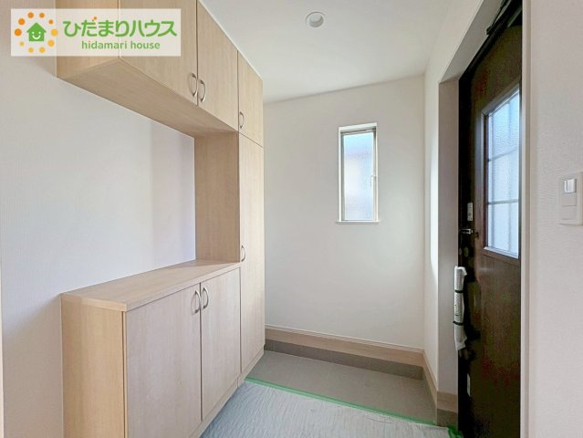 ひたちなか市牛久保2丁目　新築戸建　B号棟の玄関|丁度良い靴箱のサイズ♪これだけあれば家族全員の靴がしまえてスッキリ(^O^)