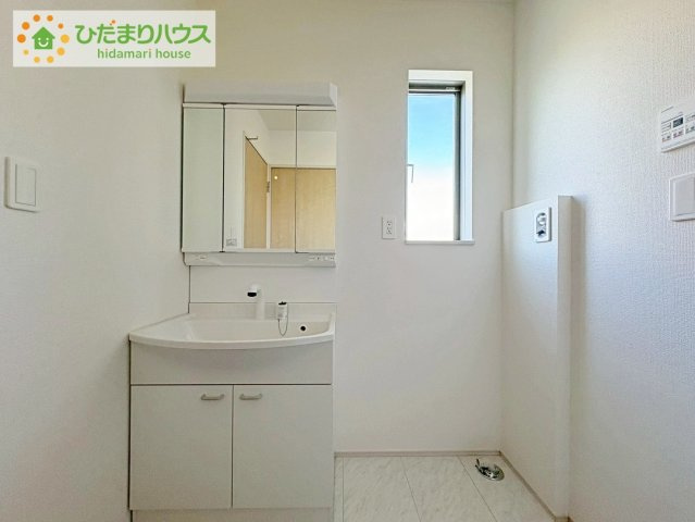 ひたちなか市牛久保2丁目　新築戸建　B号棟の独立洗面台|大きな三面鏡の独立洗面。鏡の後ろは収納となっているのでスッキリと整理できます！