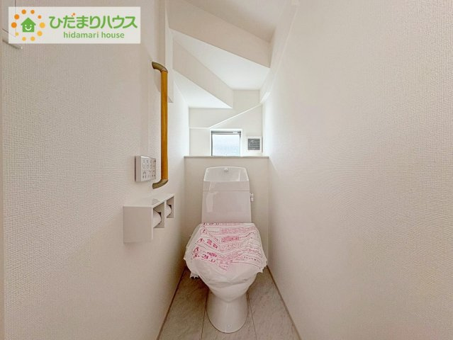 ひたちなか市牛久保2丁目　新築戸建　B号棟のトイレ|小窓が付いているので、トイレも明るい空間になっております♪