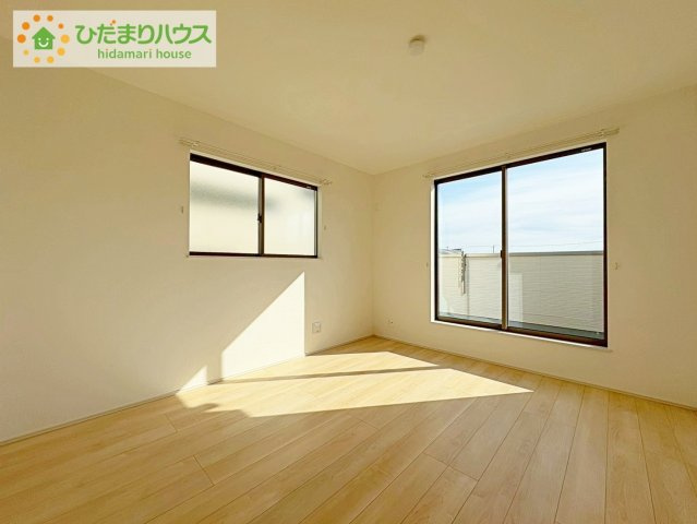 ひたちなか市牛久保2丁目　新築戸建　B号棟の寝室|バルコニーに面していて、たっぷり光りの入る明るい主寝室です！