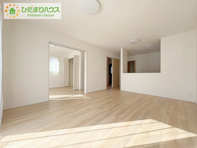 ひたちなか市牛久保2丁目　新築戸建　B号棟の居間・リビング|リビング大きな窓からは、暖かな日の光が降り注ぎます・・・