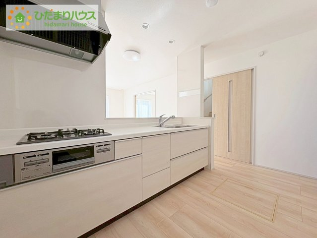 ひたちなか市牛久保2丁目　新築戸建　B号棟のキッチン|3口コンロでお料理する時間も短くなりそうですね(*‘∀‘)