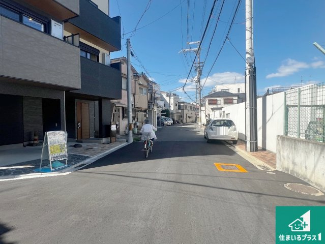 29(土)30(日)現地説明会！◆東大阪市中小阪　未入居　ラスト1邸の前面道路含む現地写真|周辺は閑静な住宅街！前面道路広々で車の出し入れも便利です。駐車が苦手な方でも安心して車庫入れできます！