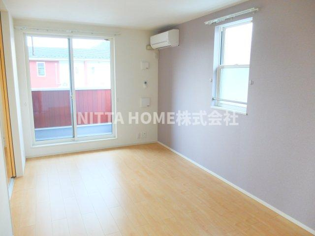 フレーシュの居間・リビング|日差しが差し込むリビングルーム♪