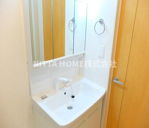 フレーシュの洗面所|三面鏡付きの洗面台もあります＊