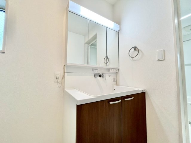 中野区若宮2丁目　中古戸建の独立洗面台|三面鏡の裏には収納が付いているため、スムーズに身支度が完了します！
2025.10.09撮影

ご内見希望・資料請求などお気軽にお問い合わせ下さい！
03-5990-5201