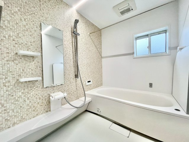 中野区若宮2丁目　中古戸建の浴室|浴室乾燥機付きのため、雨の日の洗濯物干しやカビの予防にも役立ちます。
2025.10.09撮影

ご内見希望・資料請求などお気軽にお問い合わせ下さい！
03-5990-5201