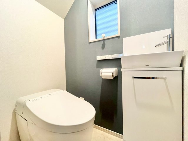 中野区若宮2丁目　中古戸建のトイレ|手洗い場を完備したタンクレスタイプを採用！収納も確保しているためペーパーなどの収納力有り！
2025.10.09撮影

ご内見希望・資料請求などお気軽にお問い合わせ下さい！
03-5990-5201