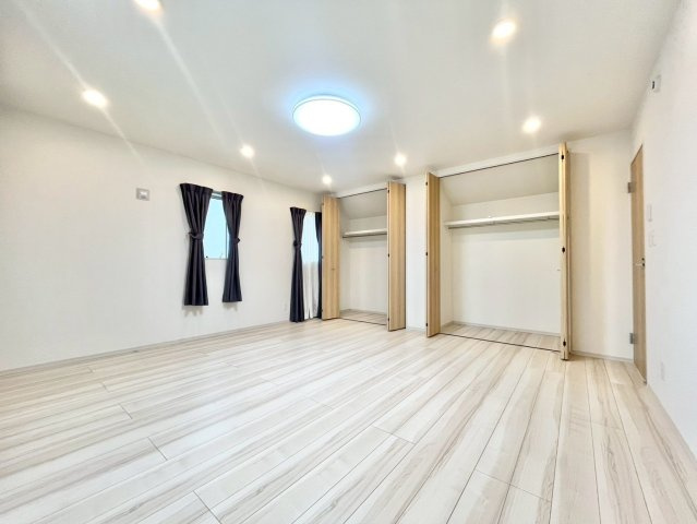 中野区若宮2丁目　中古戸建の洋室|部屋収納もバッチリです！見せる収納も流行っていますが、やはり見せない収納も大切ですね。
2025.10.09撮影

ご内見希望・資料請求などお気軽にお問い合わせ下さい！
03-5990-5201