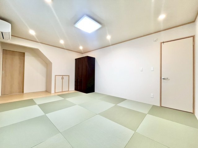 中野区若宮2丁目　中古戸建の和室|趣味を楽しんだりゲストをもてなすことができる、優雅で落ち着いた雰囲気の和室です。
2025.10.09撮影

ご内見希望・資料請求などお気軽にお問い合わせ下さい！
03-5990-5201