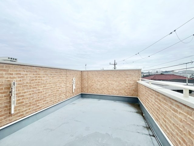 中野区若宮2丁目　中古戸建のバルコニー|ルーフバルコニーからの景色は、朝や夜、四季によって変わるのも魅力の一つ。
2025.10.09撮影

ご内見希望・資料請求などお気軽にお問い合わせ下さい！
03-5990-5201