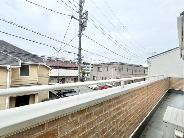 中野区若宮2丁目　中古戸建のバルコニー|南向きのバルコニーは陽当り良好で、たっぷりのお洗濯物もよく乾きます！
2025.10.09撮影

ご内見希望・資料請求などお気軽にお問い合わせ下さい！
03-5990-5201