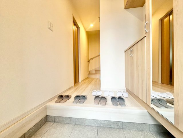 中野区若宮2丁目　中古戸建の玄関|お出かけ前の身だしなみチェックに役立つ鏡と収納完備の玄関です。
2025.10.09撮影

ご内見希望・資料請求などお気軽にお問い合わせ下さい！
03-5990-5201