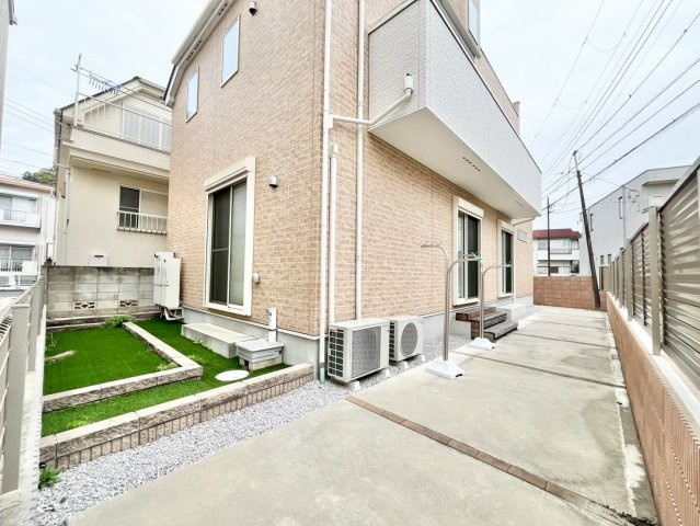 中野区若宮2丁目　中古戸建の外観|お庭での家庭菜園を通じて、お子様と一緒に食育を学ぶ事もできます。
2025.10.09撮影

ご内見希望・資料請求などお気軽にお問い合わせ下さい！
03-5990-5201