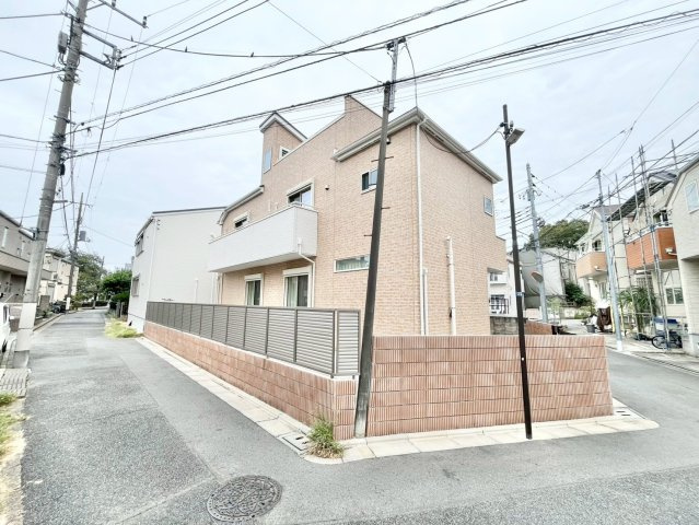 中野区若宮2丁目　中古戸建の前面道路含む現地写真|南西角地のため、夕方までしっかりと陽が入ります！日当たりが遮られる可能性が少ないので暖かく過ごすことが出来ます。

ご内見希望・資料請求などお気軽にお問い合わせ下さい！
03-5990-5201