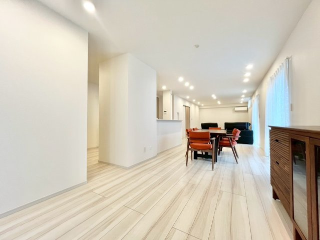 中野区若宮2丁目　中古戸建の居間・リビング|南向きの窓から、お日様の光をたっぷり取りこめるリビングでゆったりと過ごせます。
2025.10.09撮影

ご内見希望・資料請求などお気軽にお問い合わせ下さい！
03-5990-5201