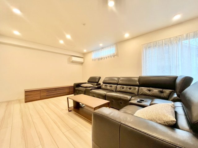 中野区若宮2丁目　中古戸建の居間・リビング|広々としたスペースを確保しており、ゆったりと使い分けることができます。
2025.10.09撮影

ご内見希望・資料請求などお気軽にお問い合わせ下さい！
03-5990-5201