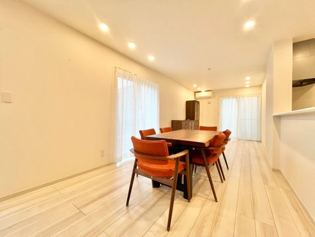 中野区若宮2丁目　中古戸建の居間・リビング|白と木目調を基調にした落ち着きのあるリビング。お部屋のコーディネートも楽しめます！
2025.10.09撮影

ご内見希望・資料請求などお気軽にお問い合わせ下さい！
03-5990-5201