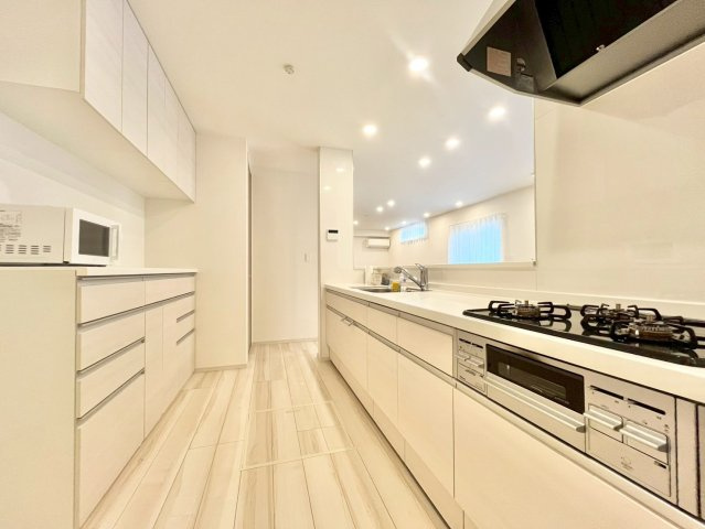 中野区若宮2丁目　中古戸建のキッチン|ご家族との会話を楽しめる対面式キッチン。冷蔵庫やカップボードを配置しても充分な広さを確保！
2025.10.09撮影

ご内見希望・資料請求などお気軽にお問い合わせ下さい！
03-5990-5201