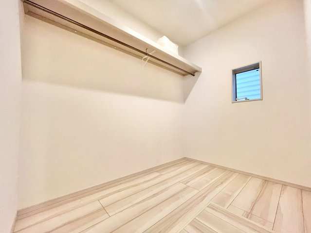 中野区若宮2丁目　中古戸建の収納|キッチンにはパントリーを完備！食材選びも楽しく、食品から食器類まで豊富な収納量が魅力。
2025.10.09撮影

ご内見希望・資料請求などお気軽にお問い合わせ下さい！
03-5990-5201