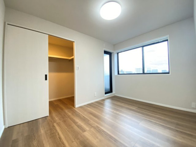 【洋室】 | コンフォート入谷 | ～WIC付き主寝室写真～