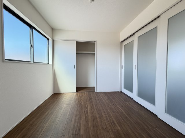 第3富士見町時沢　新築戸建　1号棟の洋室|1階洋室です。リビングとの間仕切りもしっかりあるので客間としてもご利用頂けますよ。