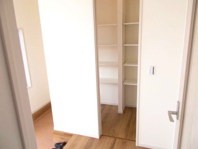 第3富士見町時沢　新築戸建　1号棟の収納|玄関にはシューズインクローク完備！