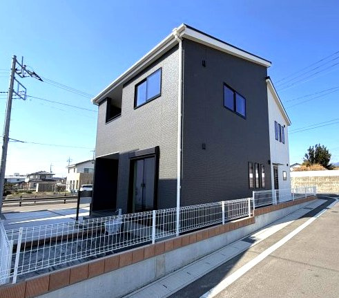 第3富士見町時沢　新築戸建　1号棟の外観|富士見町時沢に全11棟の新築住宅が完成しました！
グレーとホワイトを基調とした落ち着いた雰囲気の外観です♪
ご都合に合わせていつでもご見学頂けます♪