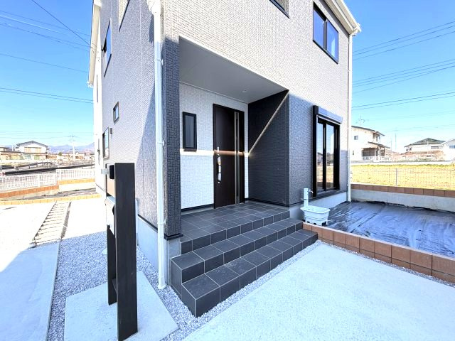 第3富士見町時沢　新築戸建　1号棟の玄関|玄関前もゆったりしたスペース確保してあります。