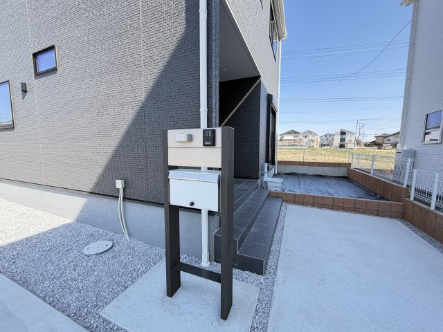 第3富士見町時沢　新築戸建　1号棟の玄関|モニター付きインターホンも標準装備でお子様のお留守番も安心です♪