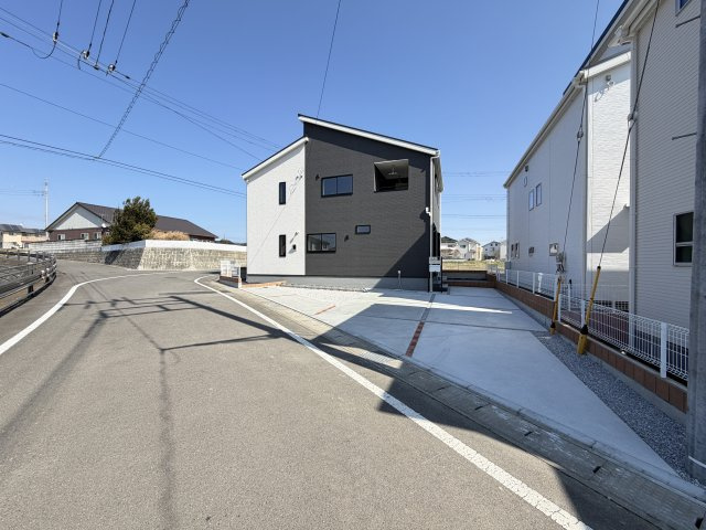 第3富士見町時沢　新築戸建　1号棟の外観|前面道路も広々していて開放的な立地♪