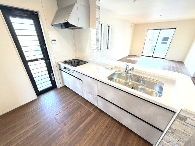 第3富士見町時沢　新築戸建　1号棟のキッチン|人気のカウンターキッチン採用です☆ゴミ出しに便利な勝手口付き！
コンロも３口ご用意しています！調理スペースも広くストレスなくお料理できます。
浄水器つきなので美味しいお水も飲めますよ♪