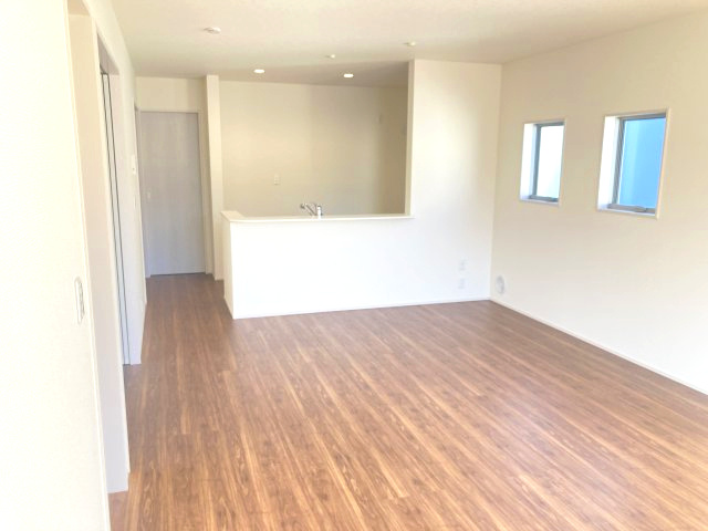 第3富士見町時沢　新築戸建　1号棟の居間・リビング|19帖広々リビング。人気の対面式キッチンを配した空間はお好みの家具も合わせやすく、家族がくつろぐ快適な空間造りをサポート。窓からは明るい陽光が差し込みます。