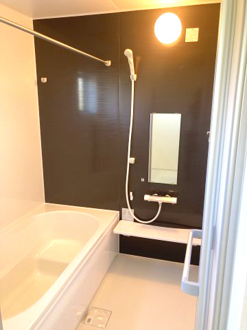 第3富士見町時沢　新築戸建　1号棟の浴室|１坪タイプのフルオートバスです！
足を延ばして入れる広さなので一日の疲れも癒されますよ♪
室内物干しや浴室乾燥機もあるのでお天気の悪い日にはランドリースペースとしてもご利用できます！