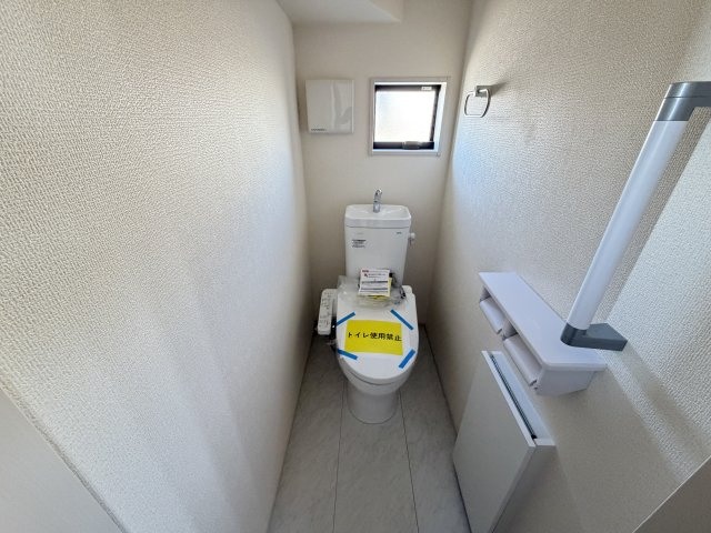 第3富士見町時沢　新築戸建　1号棟のトイレ|1階トイレです。清潔感のある白を基調としています。
温水洗浄・便座暖房機能の付いた快適なトイレです☆